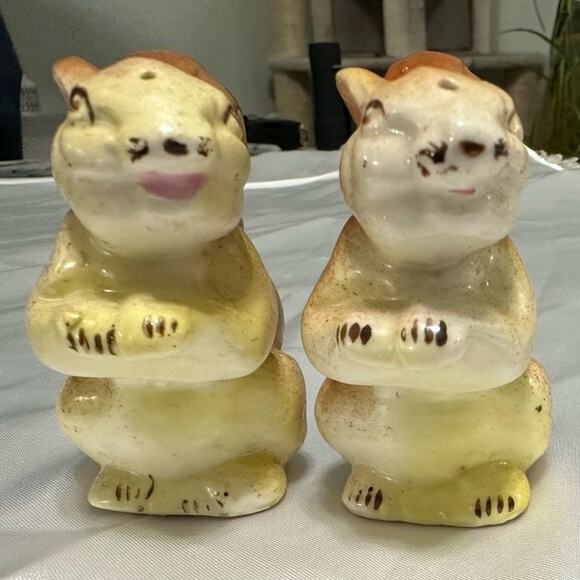 Vintage Standing Squirrel Ceramic Salt and Pepper Shakers - Made in Japan - Picture 4 of 6